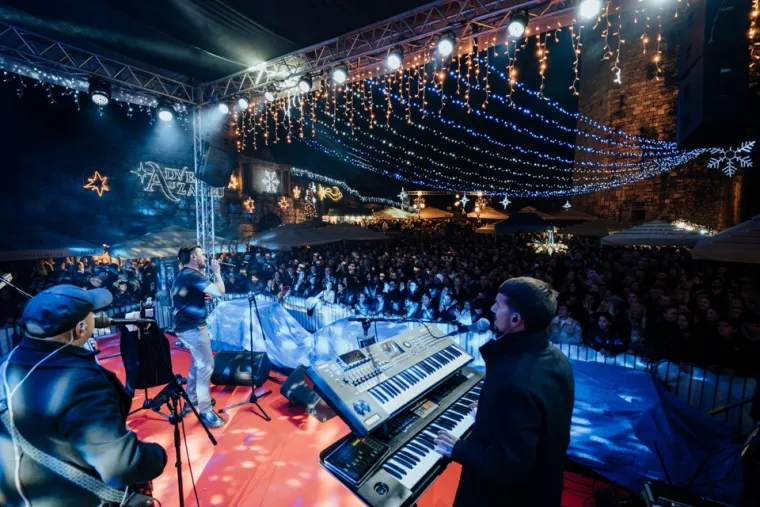 Ni kiša ga nije spriječila da zapali atmosferu: Jole napravio pravi party na zadarskom Adventu