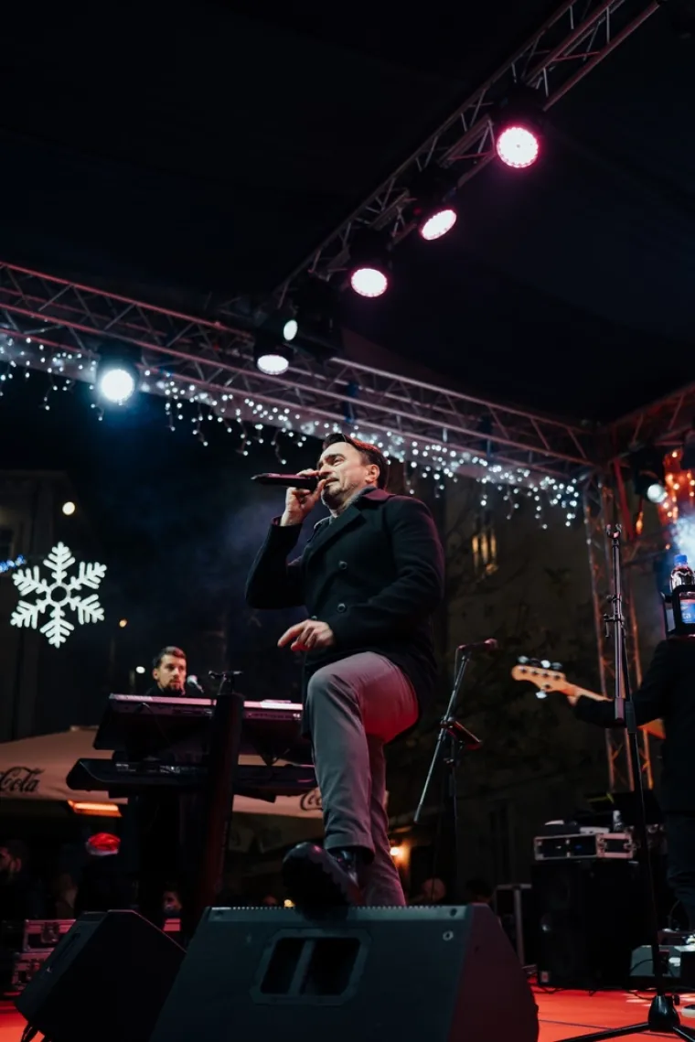Ni kiša ga nije spriječila da zapali atmosferu: Jole napravio pravi party na zadarskom Adventu