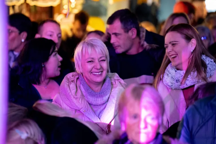 Ni kiša ga nije spriječila da zapali atmosferu: Jole napravio pravi party na zadarskom Adventu