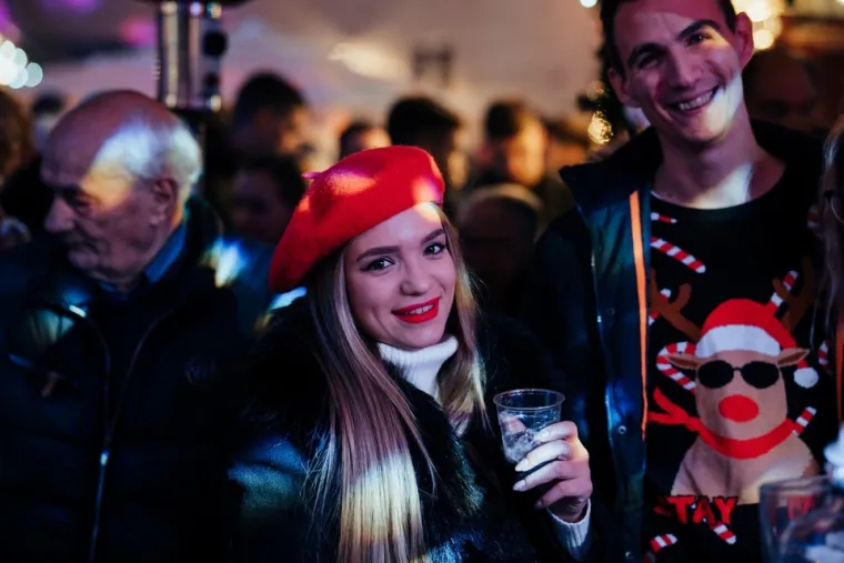 Ni kiša ga nije spriječila da zapali atmosferu: Jole napravio pravi party na zadarskom Adventu