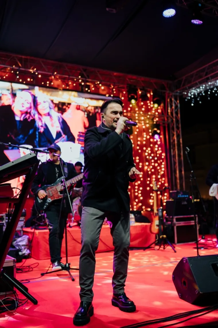Ni kiša ga nije spriječila da zapali atmosferu: Jole napravio pravi party na zadarskom Adventu