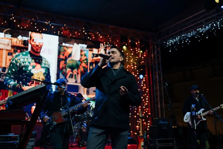Ni kiša ga nije spriječila da zapali atmosferu: Jole napravio pravi party na zadarskom Adventu