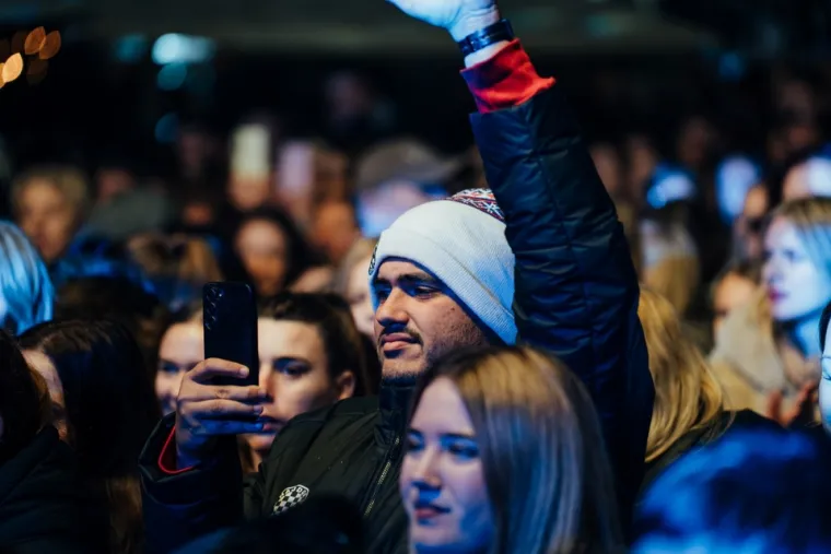 Ni kiša ga nije spriječila da zapali atmosferu: Jole napravio pravi party na zadarskom Adventu