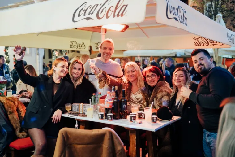 Ni kiša ga nije spriječila da zapali atmosferu: Jole napravio pravi party na zadarskom Adventu