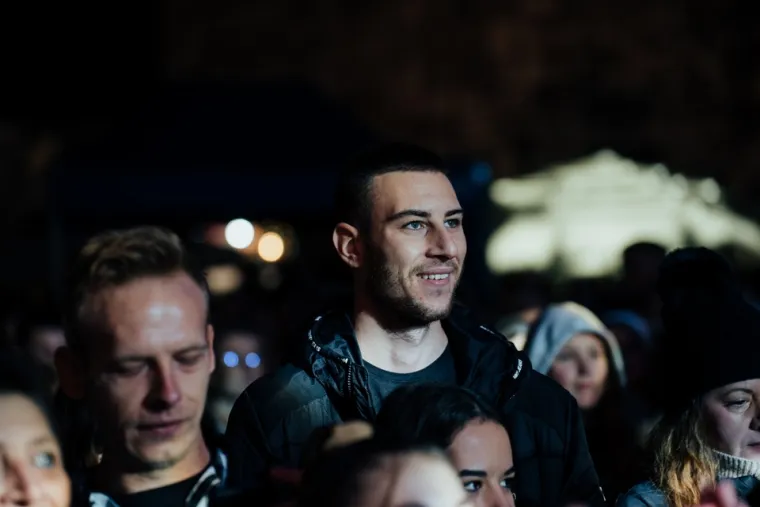 Ni ki&scaron;a ga nije spriječila da zapali atmosferu: Jole napravio pravi party na zadarskom Adventu