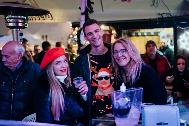 Ni ki&scaron;a ga nije spriječila da zapali atmosferu: Jole napravio pravi party na zadarskom Adventu