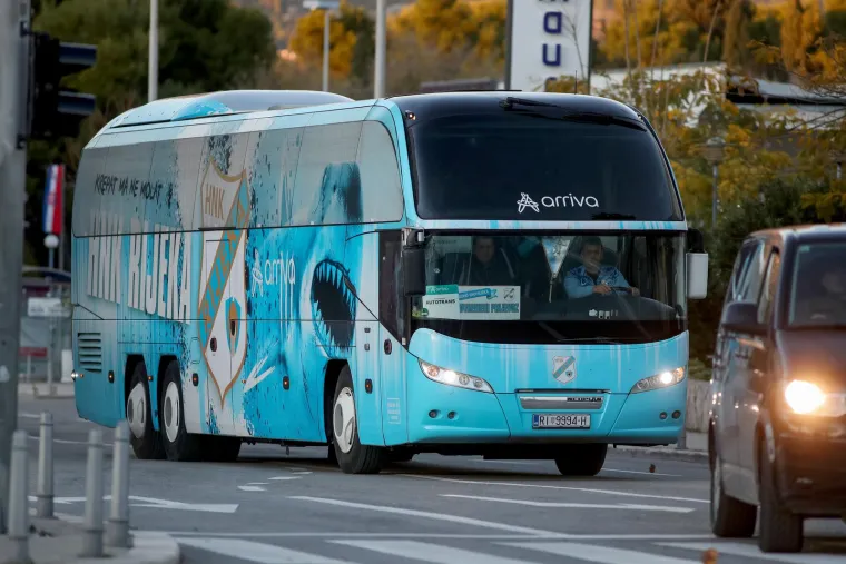 Snimljen je i dolazak nogometa&scaron;a Rijeke na Poljud u klupskom autobusu