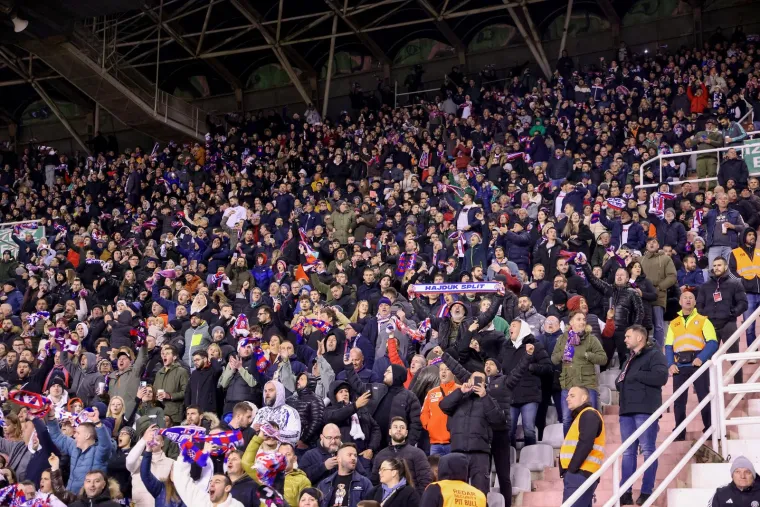 Uoči Jadranskog derbija osvanuo transparent sa zanimljivom porukom