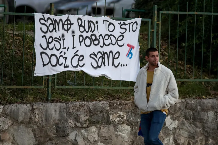 Na ogradi ispred Poljuda istaknut je transparent s porukom "Samo budi &scaron;to jesi i pobjede doći će same".