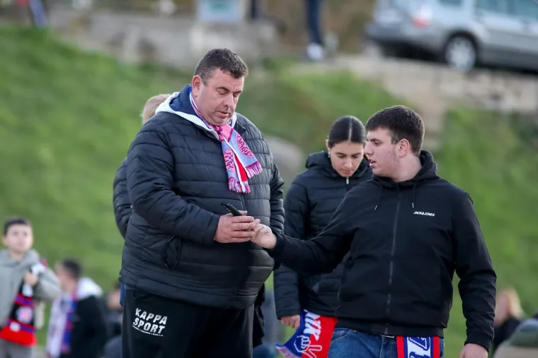 Navijači su nekoliko sati prije početka utakmice počeli pristizati na stadion