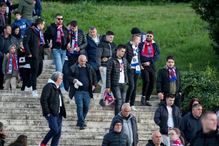 Pred Poljudom je ogromna gužva