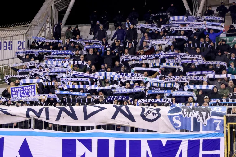 Osim zastava, pripadnici Armade razvili su i šalove. 