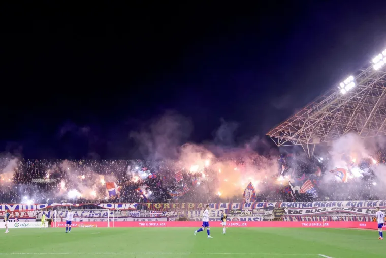 Torcida opet bakljama obasjala Poljud