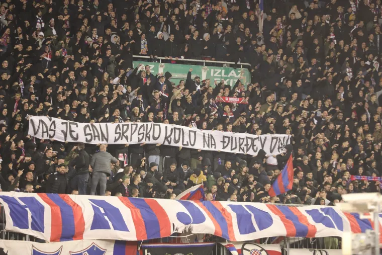 Torcida, da bi isprovicirala rivale iz Rijeke, opet su išli na svoju dobro poznatu kartu o mitu da je Rijeka &quot;srpski grad&quot;, što nije istina, jer se radi o gradu koji je dao najveći broj hrvatskih branitelja u Domovinskom ratu. Torcidaši su digli Armadi poruku: &quot;Vaš je san srpsko kolo na Đurđev dan&quot;. Poruka je popraćena pjevanjem uvredljivih pjesmica, te skandiranjem &quot;riječki Srbi&quot;. 