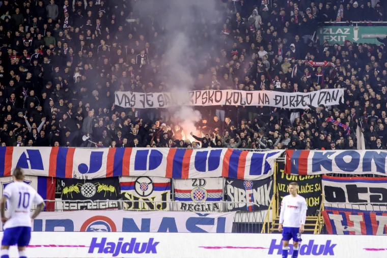 Uz poruku, splitski ultrasi zapalili su i baklju.
