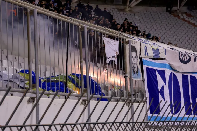 Situacija u jednom trenutku izmakla kontroli: Izbio i požar na tribini, uletavali specijalci