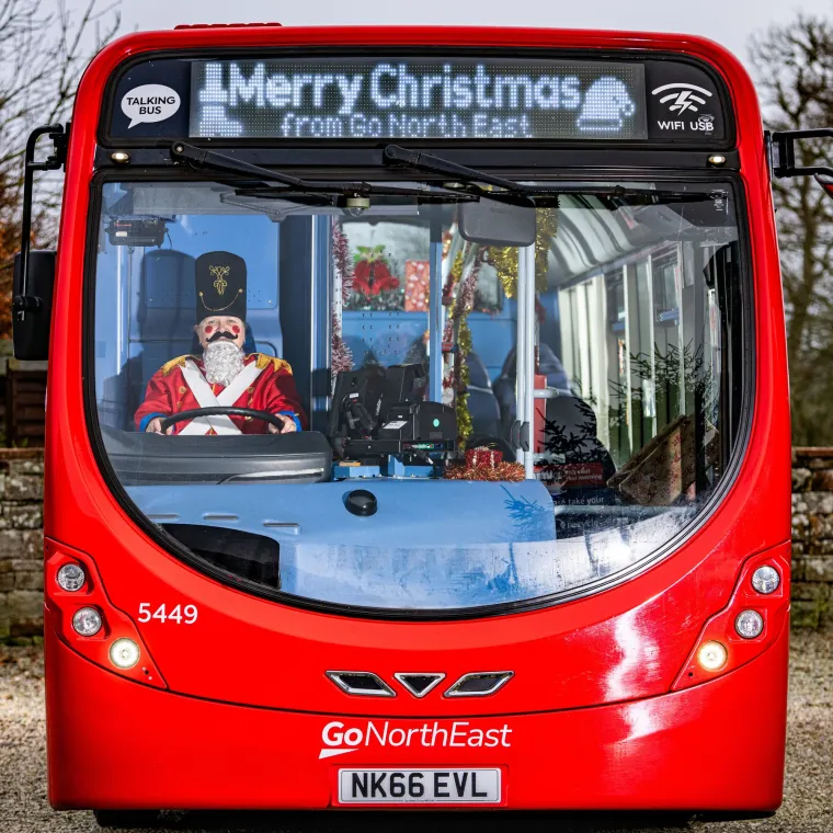 Na rutama koje povezuju Newcastle, Sunderland i Durham, Julie je postala prava lokalna atrakcija. Putnici s oduševljenjem komentiraju kako ih za volanom nerijetko dočekuje vilenjak, Grinch, puran, pa čak i bombona.