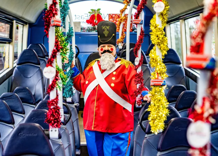 Da, ona ne samo da vozi autobus, već to radi odjevena u raskošne božićne kostime koje sama osmišljava i pažljivo priprema.