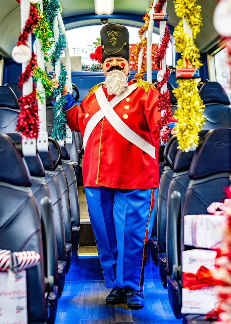 Ona također i redovito kiti i unutrašnjost autobusa, tako što ga pretvara u pravu božićnu čaroliju.