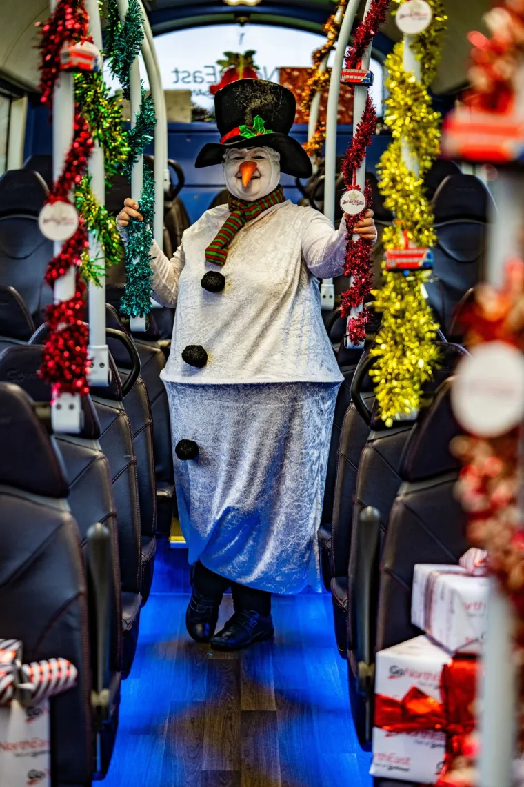 Ova vozačica svakodnevno unosi pravo božićno veselje u bizarnim kostimima: Putnici su &scaron;okirani