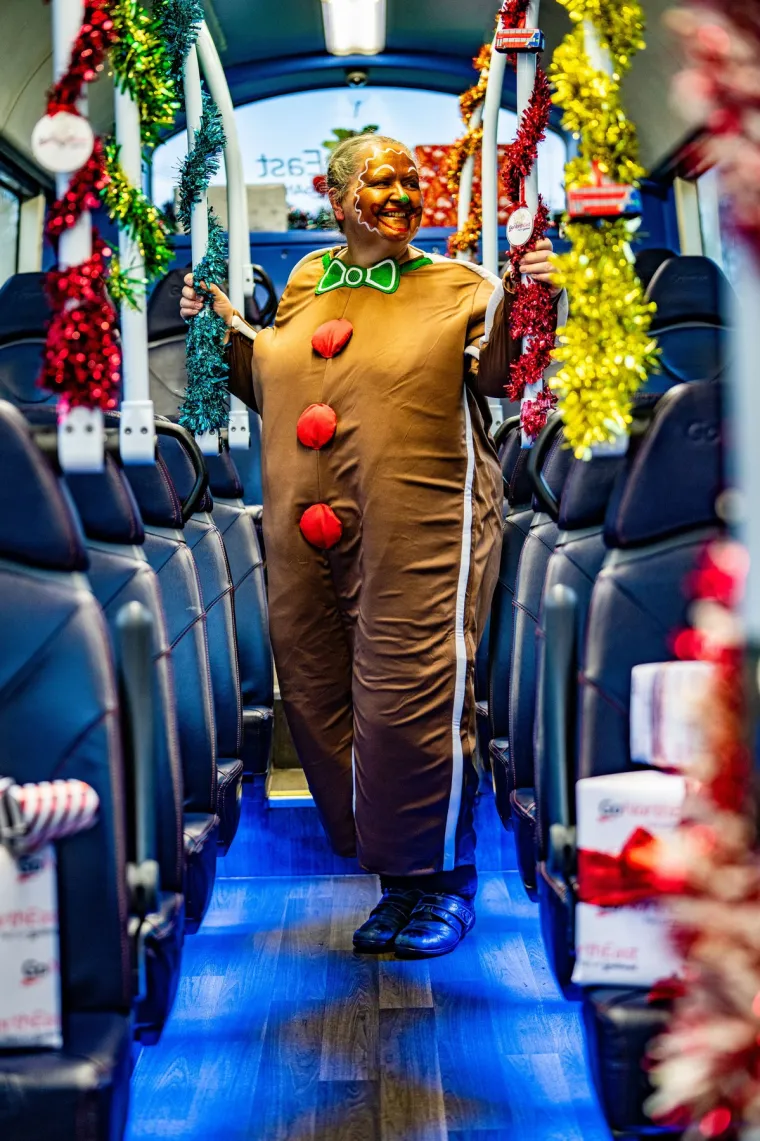 Ova vozačica svakodnevno unosi pravo božićno veselje u bizarnim kostimima: Putnici su &scaron;okirani