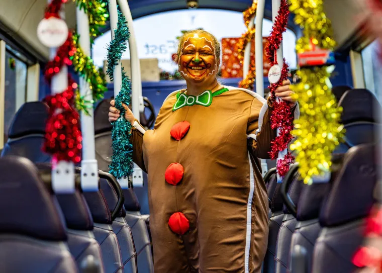 Ova vozačica svakodnevno unosi pravo božićno veselje u bizarnim kostimima: Putnici su &scaron;okirani