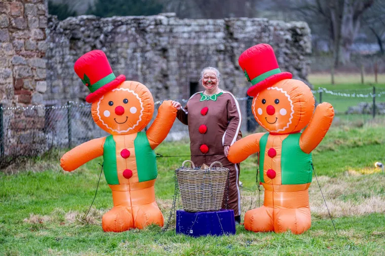 Ova vozačica svakodnevno unosi pravo božićno veselje u bizarnim kostimima: Putnici su &scaron;okirani