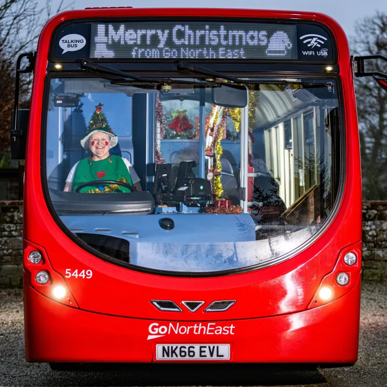 Ova vozačica svakodnevno unosi pravo božićno veselje u bizarnim kostimima: Putnici su &scaron;okirani