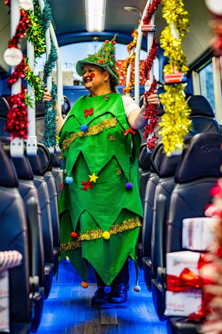 Ova vozačica svakodnevno unosi pravo božićno veselje u bizarnim kostimima: Putnici su &scaron;okirani