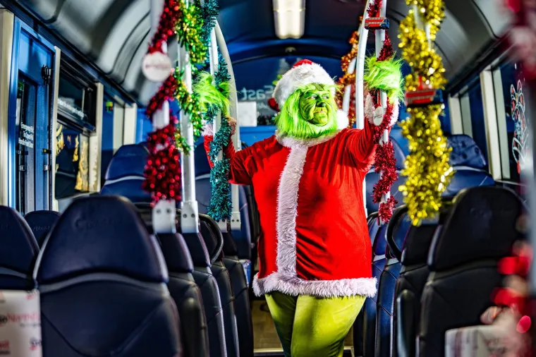 Ova vozačica svakodnevno unosi pravo božićno veselje u bizarnim kostimima: Putnici su &scaron;okirani