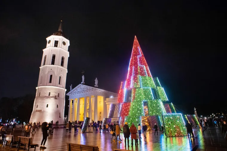 Ovako je izgledalo glavno božićno drvce na Katedralnom trgu u Vilniusu, u Litvi, 28. studenoga 2020. 