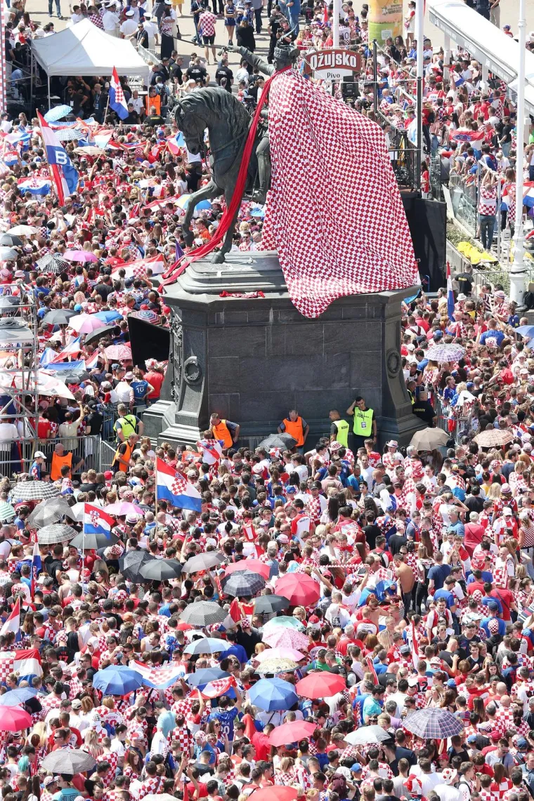 Međutim, zbog poteškoća u prikupljanju sredstava, realizacija je odgođena. Nakon Jelačićeve smrti 1859. godine, njegov nasljednik ban Josip Šokčević pokrenuo je natječaj za izradu spomenika.