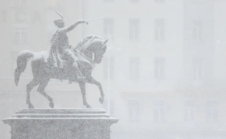 Svečano otkrivanje spomenika održano je 16. prosinca 1866. godine, kada je postavljen okrenut prema sjeveru-sjeveroistoku, prema tada važnijem dijelu grada - Kaptolu i Gradecu.