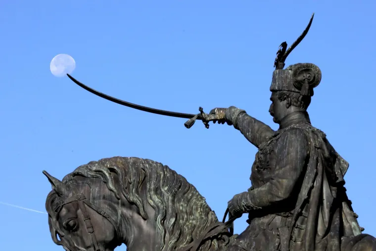 Danas je konjanička skulptura bana Jelačića nezaobilazna točka okupljanja Zagrepčana i turista.