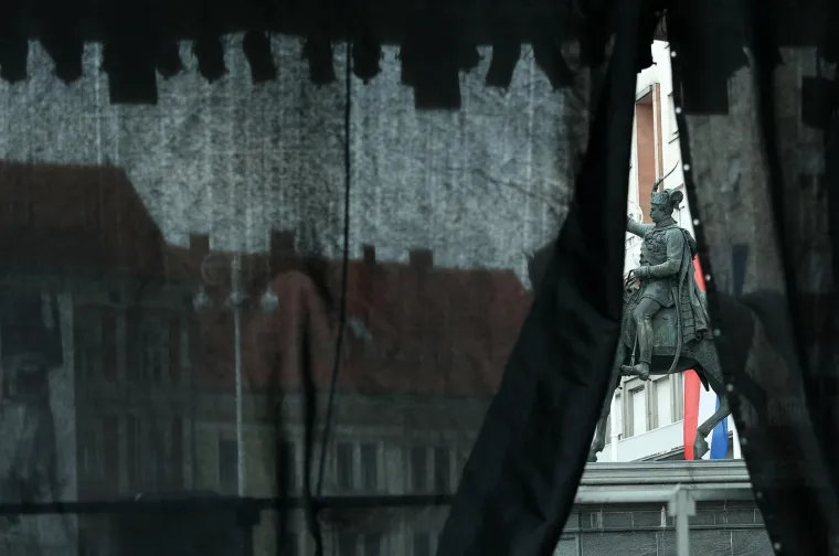 Inače, ako to eventualno niste znali, konj ispod bana Jelačića zove se Emir i ban ga je dobio na poklon od Mahmud-bega Ba&scaron;ića iz Bihaća. Ban je na konju dojahao na ustoličenje u Zagrebu, a deset godina nakon banove smrti, sa svijeta odlazi i on. 