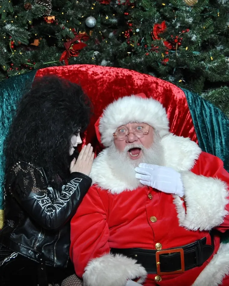 Gotičari i metalci posjetili Djeda Mraza, fotografije s druženja su totalni urnebes