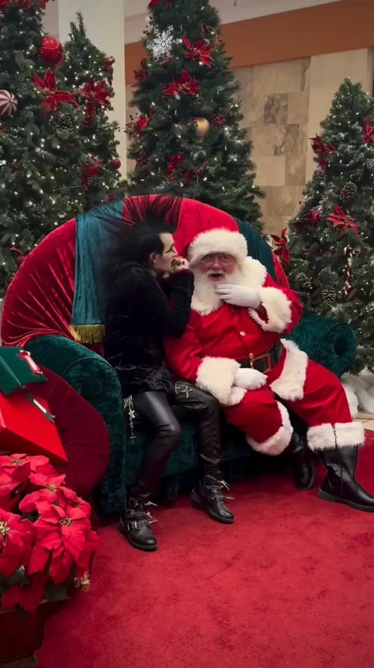 Gotičari i metalci posjetili Djeda Mraza, fotografije s druženja su totalni urnebes