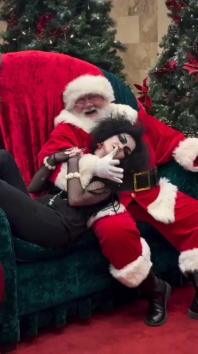 Gotičari i metalci posjetili Djeda Mraza, fotografije s druženja su totalni urnebes