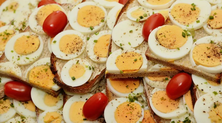 1. Jaja: Prvo što treba znati o jajima je da mogu sadržavati salmonelu. Kuhanje može pomoći ubijanju te opasne bakterije, ali teško je riješiti je se u potpunosti.