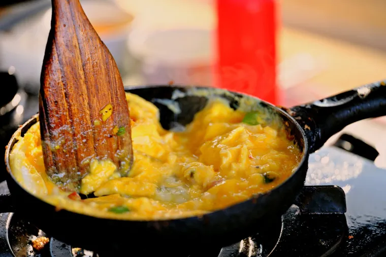 Ostavljanje kuhanih jaja na sobnoj temperaturi nakon kuhanja omogućuje razmnožavanje bakterija, a tako jaja opet mogu postati potencijalno opasna za zdravlje.