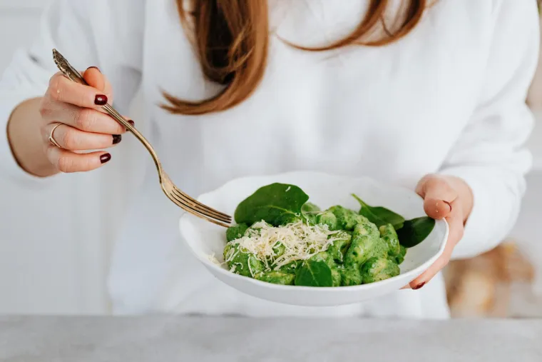 Važno je napomenuti da, prema istraživanjima, nitriti, koji se proizvode zagrijavanjem hrane s visokim sadržajem nitrata, nisu sigurni za dojenčad mlađu od &scaron;est mjeseci.