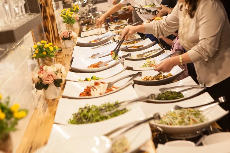 8. Hrana sa &scaron;vedskog stola: Jeste li se ikada zapitali za&scaron;to su pravila u restoranima sa &scaron;vedskim stolom tako stroga da ne dopu&scaron;taju gostima da hranu nose kući. I ne nije riječ samo o zaradi.