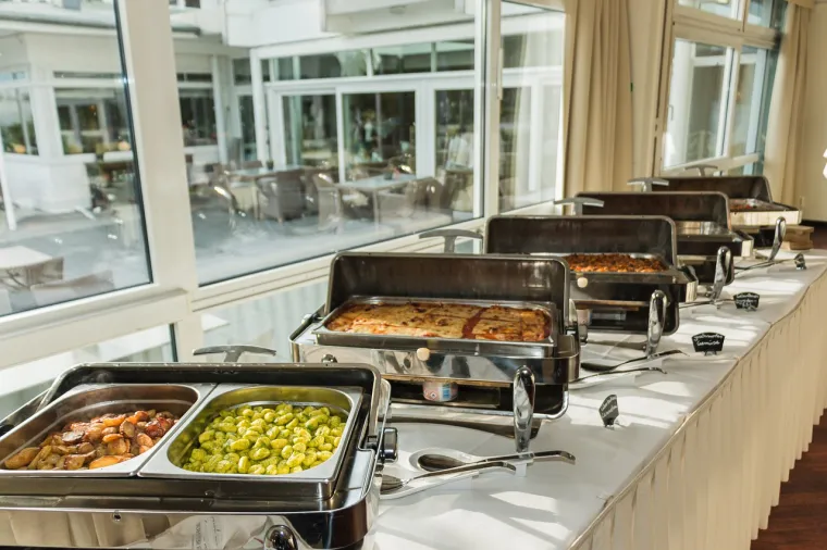 Restorani sa &scaron;vedskim stolom svjesni su da pladnjevi nisu dovoljno vrući da ubiju mikrobe. To znači da se mikrobi množe dok hrana stoji izložena za goste.