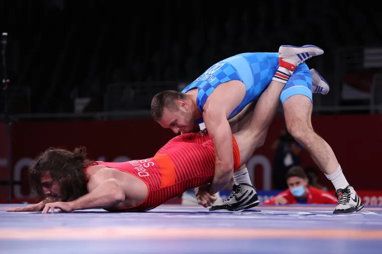 Od samostalnosti Hrvatske to bi bila prva olimpijska medalja za naše hrvanje. Na ovoj fotografiji vidimo kako je Huklek gruzijsko-srpskog hrvača primio da ga baci za poen. 