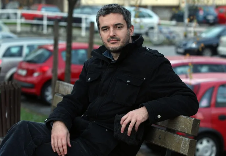 Akademski put nastavio je na Filozofskom fakultetu Sveučilišta u Zagrebu, gdje je 1999. diplomirao filozofiju i talijanski jezik i književnost.