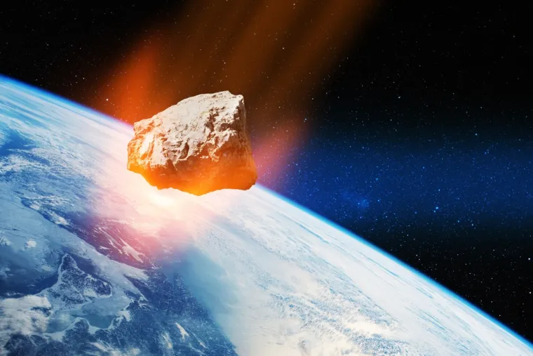 ASTEROID ĆE ZAPRIJETITI ZEMLJI Nostradamus predviđa i navodni mogući bliski susret velikog asteroida sa Zemljom. Opisuje ga kao &quot;glasnika sudbine&quot; koji bi mogao značajno utjecati na našu planetu. Iako NASA redovito prati asteroide koji prolaze blizu Zemlje, ovo proročanstvo izaziva posebnu zabrinutost.
