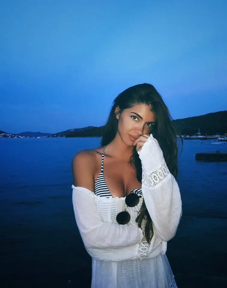 Iva je jedno od prepoznatljivih lica hrvatske javne scene, koja je svoj profesionalni put započela u modnom svijetu, a nastavila ga kao uspješna voditeljica. Rođena i odrasla u Zagrebu, Iva je svojom ljepotom brzo privukla pažnju. 