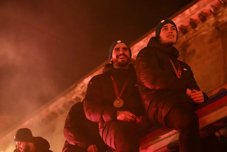 Vatreni nisu mogli vjerovati čemu svjedoče. Na fotografiji su Josip Šutalo i Lukla Sučić. Dečki su prvi put s reprezentacijom osvojili medalju i osjetili jedan takav veliki doček. Nikad to prije nisu vidjeli.