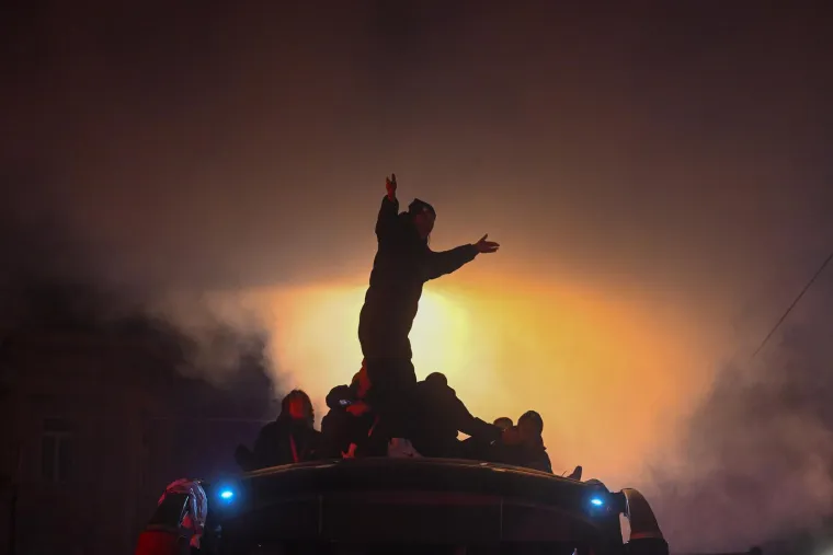 Domagoj Vida bio je jedan od predvodnika ludnice na autobusu koji je vozio Vatrene kroz masu oduševljenih Hrvata. U jednom je trenutku skoro i pao s autobusa. Pozdravljajući oduševljeno mnoštvo Domagoj Vida naglo je ustao na krovu autobusa, no gubi ravnotežu, a u posljednji tren ga je uhvatio vratar naše reprezentacije Danijel Subašić. No, to nije bila jedina izbjegnuta nesreća te večeri, tijekom dočeka hrvatske nogometne reprezentacije. Koliko je maratonska vožnja Vatrenih bila opasna, dokazuje i situacija koja se dogodila tijekom vožnje po Savskoj. Žica je bila razvučena između tramvajskih sajli. Netko je srećom uočio opasnost, te su se nogometaši na vrijeme sagnuli i izbjegli nesreću.