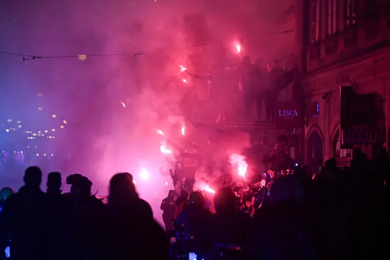 More je baklji zapaljeno, a na ovoj fotografiji možemo vidjeti više baklji u rukama samih reprezentativaca. 